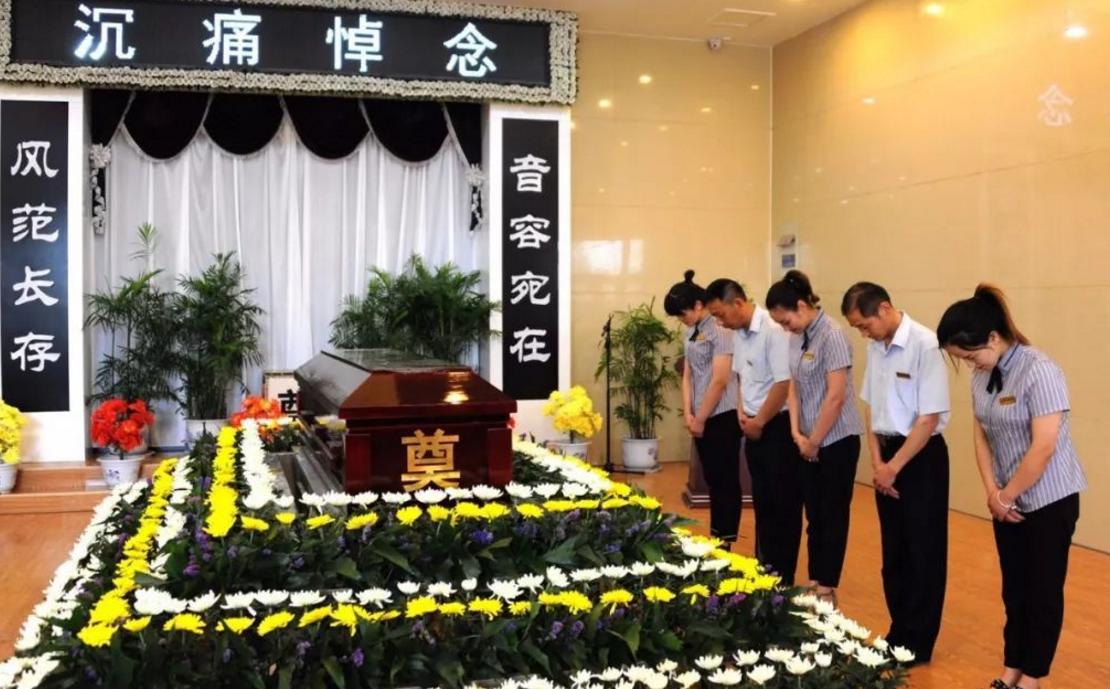 深圳殡仪馆招工，160万日薪背后的职业冷暖与人性光辉深圳殡仪馆招工1600一天是真的吗